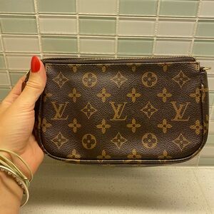 Clutch/Crossbody LV bag